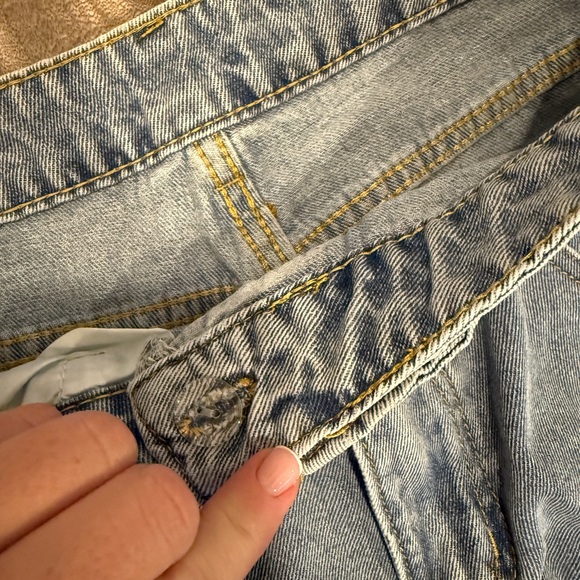 Vintage-Inspired Light Wash Mom Jeans – Size Small - Picture 3 of 5